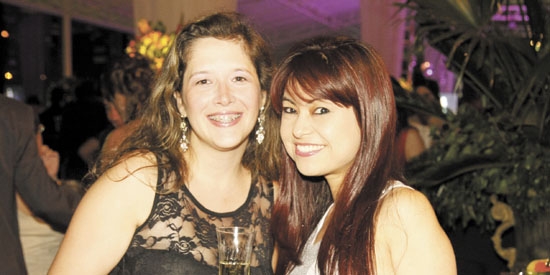 As amigas Mayara Marques e Rosângela Ueda em pose especial para as lentes da Insight em festa concorrida